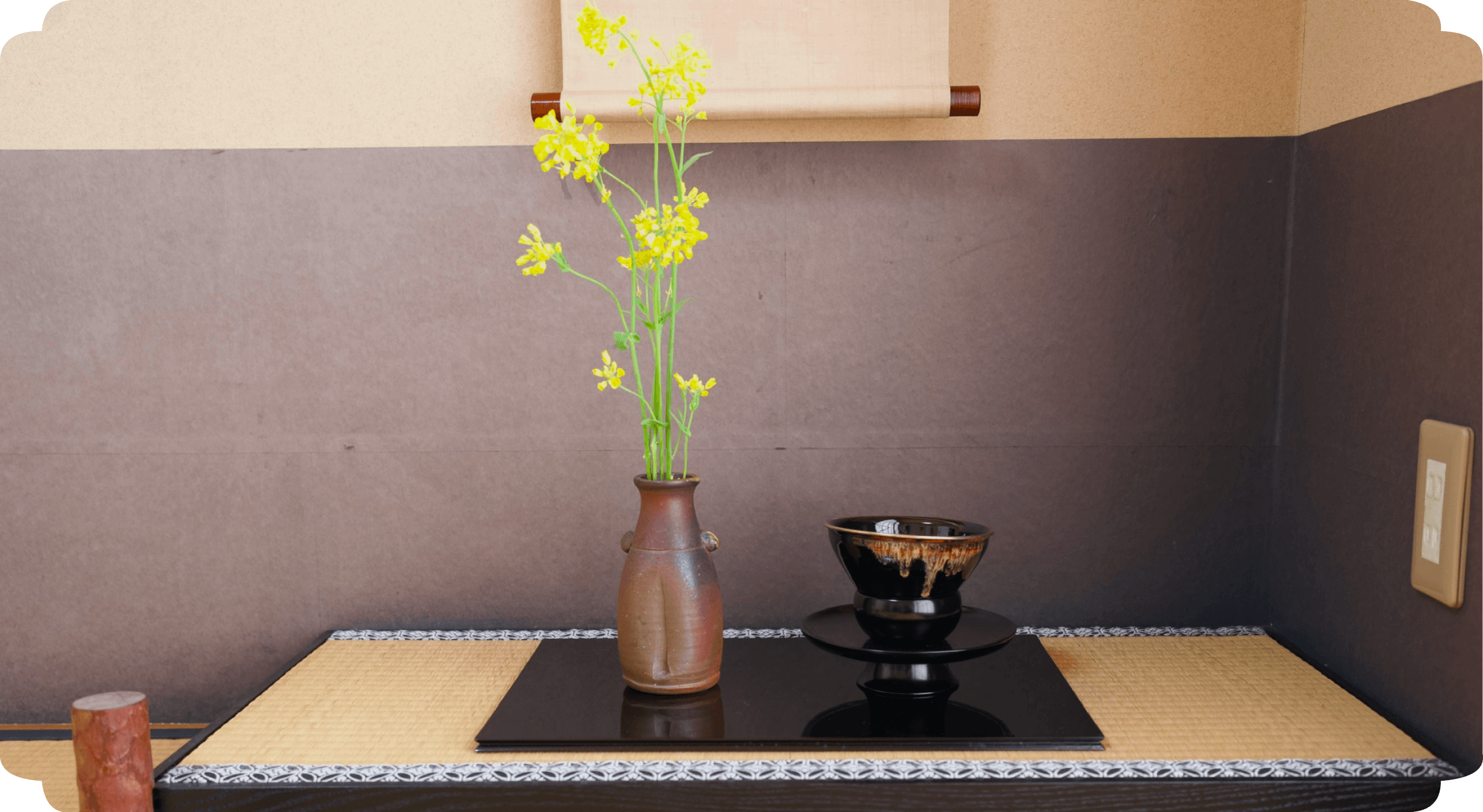 床の間に飾られた菜の花と香炉