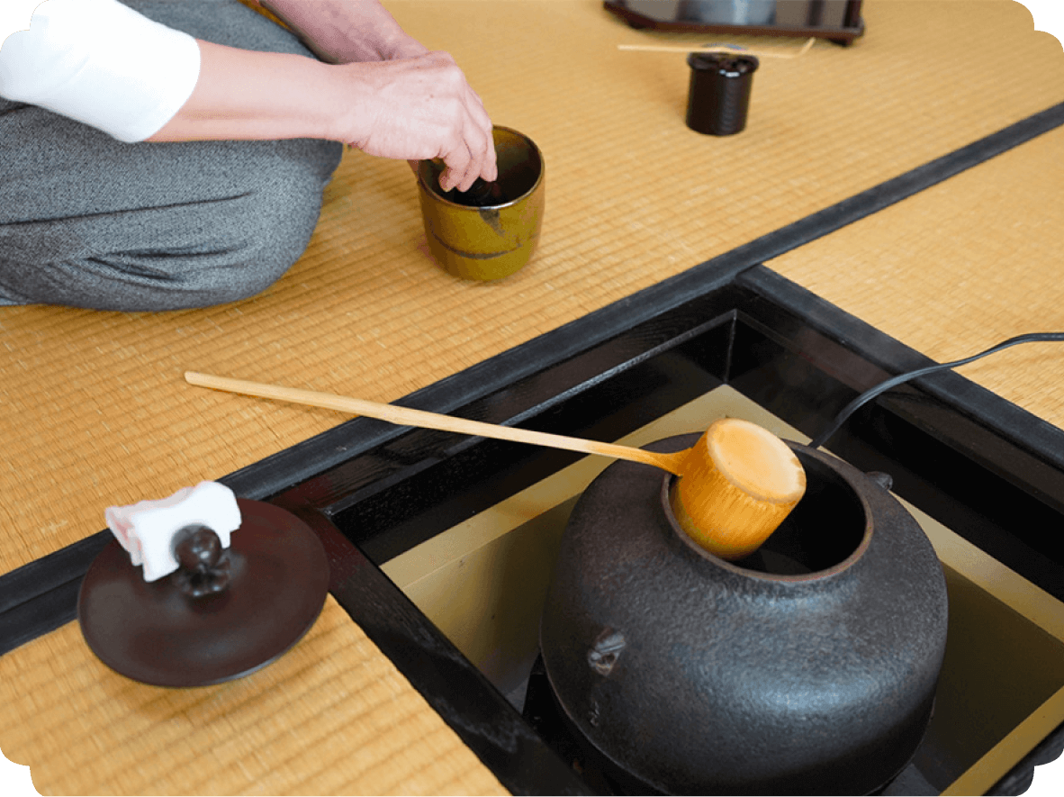 お茶を立てるお稽古中