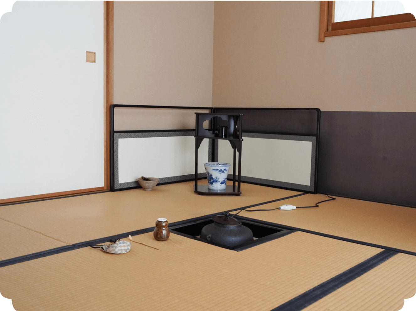 茶道教室の茶室で中央の炉の中に風炉釜が置かれている